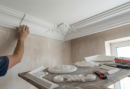 Polyurethane corner molding decor for neat finishing of an internal corner