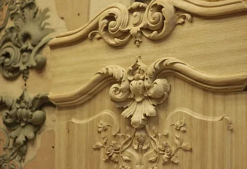 Decorative panel with carving &ndash; a classic design element from STAVROS.