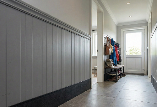 Hallway and entrance hall: impact-resistant baseboards, wall panels, and cornices for high-traffic areas