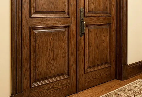 Solid oak architrave on interior doors: expressive profile and natural wood texture