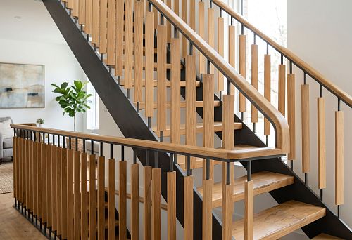 Flat balusters for stairs: a thin silhouette that changes the look of the railing