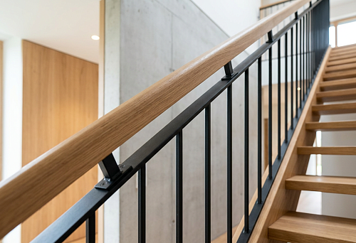 Rail bracket for connecting balusters and railing