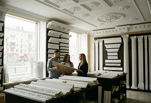 Polyurethane stucco in Yekaterinburg: showroom with cornices, moldings and columns on stands