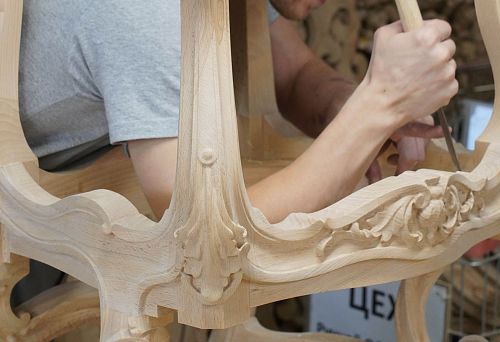 Carved wood relief: techniques, examples, tips