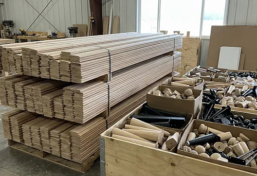 Doorway trim on pallets and furniture supports in boxes: assembling one order for finishing and cabinet furniture