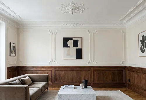 Wall decor with wooden panels and polyurethane moldings: boiserie in a modern apartment
