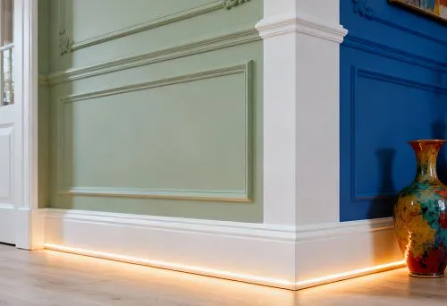 Interior solution with polystyrene skirting board with LED lighting, installed along the wall with decorative moldings and colored panels.