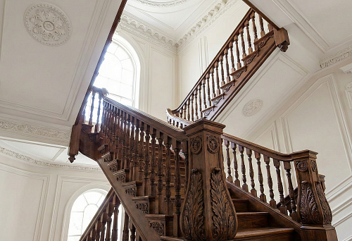 Wooden staircase decor: carved balusters and polyurethane stucco in the main hall