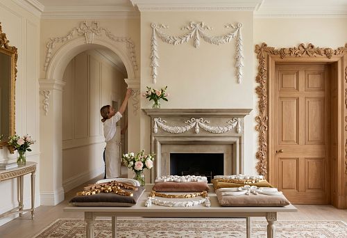 Garland for portal: how to choose a decorative overlay for doors, fireplaces, arches and mirrors