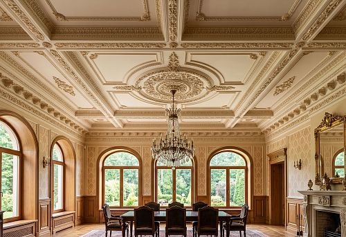 Ceiling decor in a country house: stucco, cornices and ready-made sets