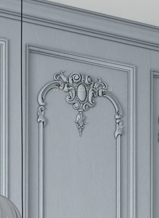 Detailed view of the floral ornament on the appliqu&eacute; from the decor set C-009-1-1