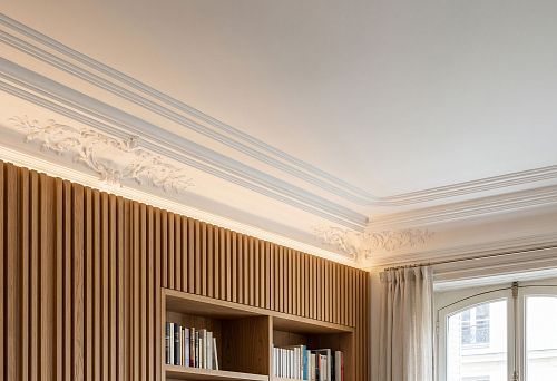 Stucco decor and wooden slats in the upper wall area: how to beautifully design the transition to the ceiling