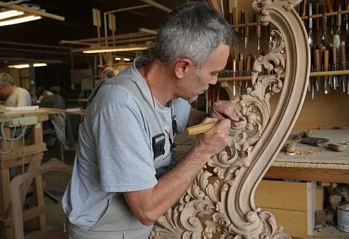 Wood Carving Art &ndash; Creating Exclusive Bedroom Furniture