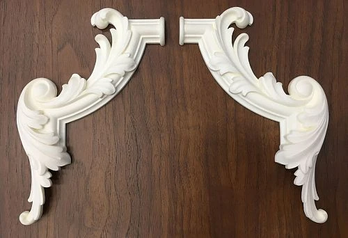 Decorative molded element made of polyurethane
