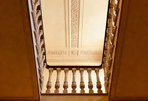 Ceiling with Molding and Decorative Railings with Balusters, Creating an Expressive Vertical Composition in the Interior