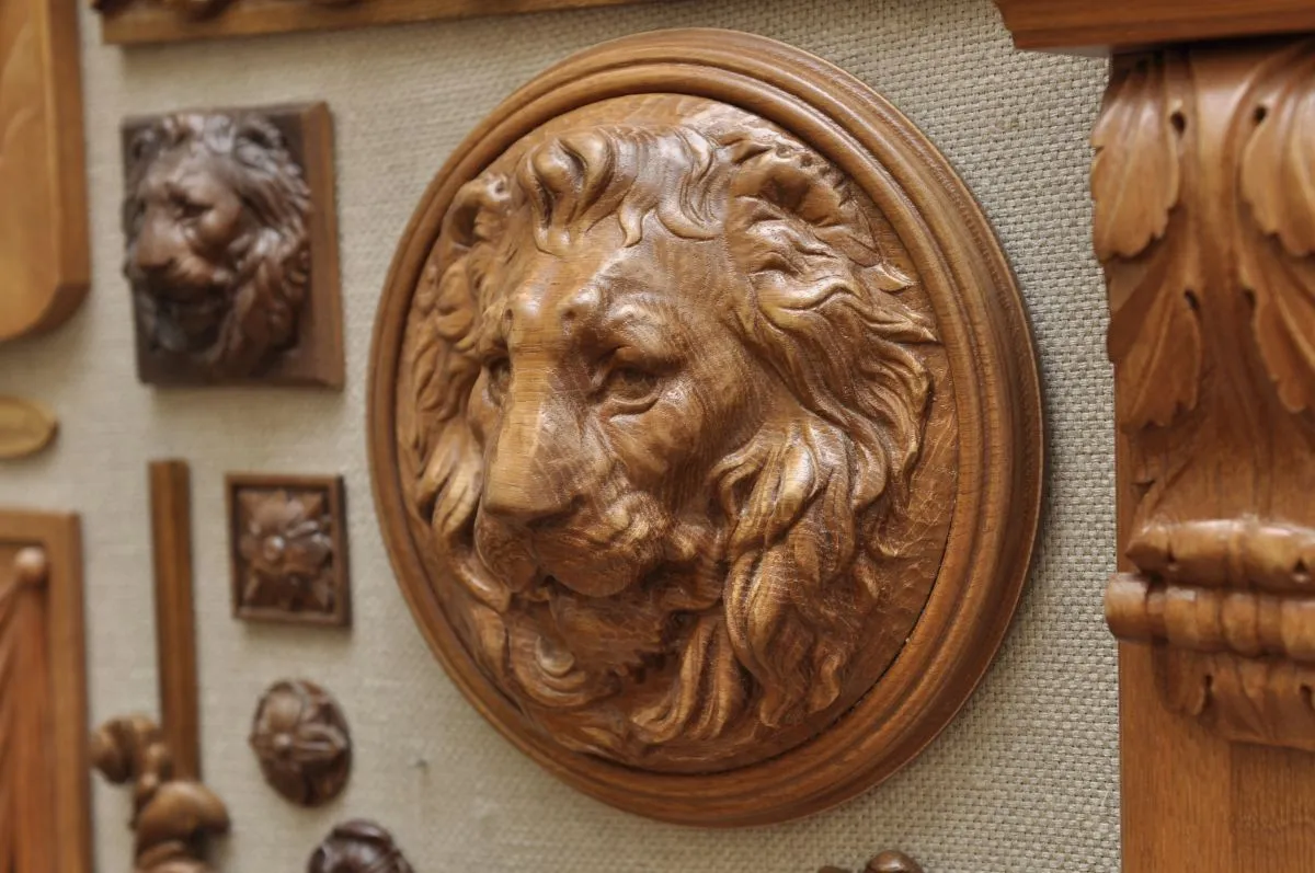 wooden mascar&oacute;n