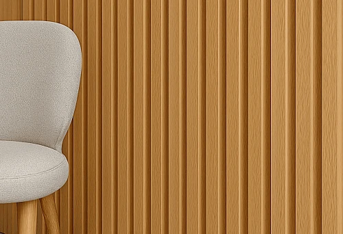 Vertical wall cladding with wooden slats of 10x10 mm section against a light interior