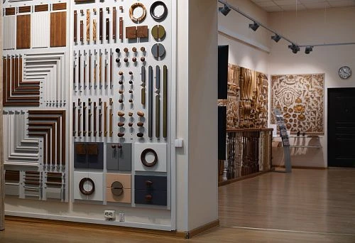 Exhibition of wooden furniture handles in various shapes, colors, and sizes, on the hardware salon stand