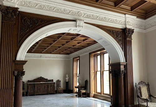 Classic arch with stucco ornament and carved wood &mdash; arch decorative elements in the hall