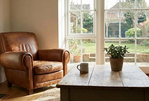 Wooden skirting board and solid wood furniture handles in the living room interior: an example of wood combination and mistakes in selecting shades when buying from different batches