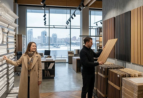 Buy slatted panels in Krasnoyarsk and polyurethane molding in a modern showroom of finishing materials with samples on the walls