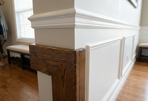 Wooden corner on the wall corner in the hallway: protection from impacts and neat joining with polyurethane molding