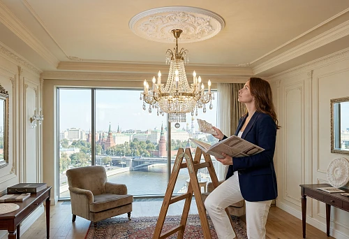 Ceiling polyurethane rosette in Moscow in a classical interior with chandelier and decorative ceiling decor