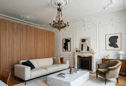 Wooden slats on the wall: an accent partition combined with classic polyurethane stucco