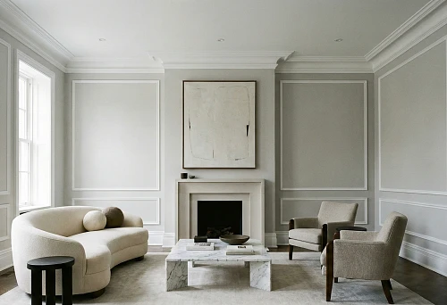 Neoclassicism in 2026: cornices, wall moldings, and panels as the style foundation without overloaded decor