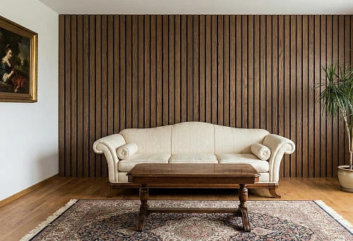 Wooden slats on the wall as an accent panel behind the sofa: modern decor with classic furniture and a rug