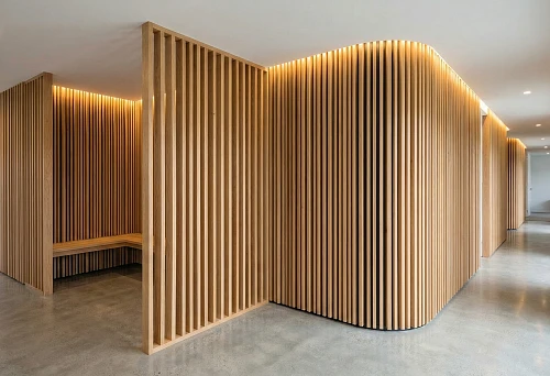 Slat zoning of the corridor: wooden slats form a volumetric block and guide the movement route