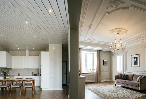 Comparison of slat ceiling made of PVC panels and ceiling decor made of polyurethane in modern and classic interiors