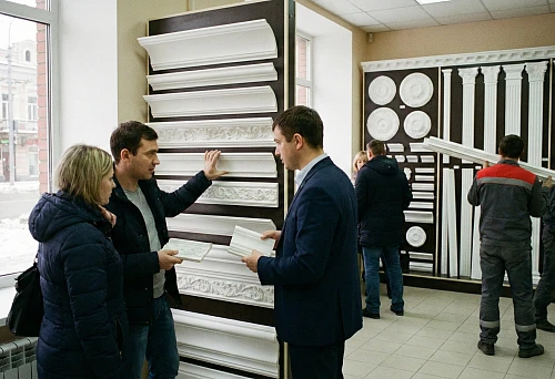 Polyurethane stucco in Voronezh: consultation in the store at the stand with cornices and moldings