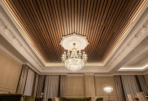 Slat ceiling panels and polyurethane molding for a chandelier: how to create an expressive ceiling scenario