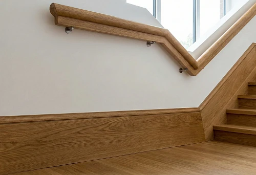 Oak skirting boards and round handrails: premium wood for floors and stairs