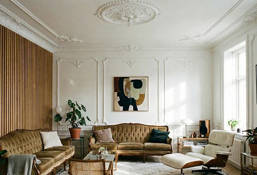 Living room finishing with decorative slats and polyurethane stucco on walls and ceiling in an eclectic interior