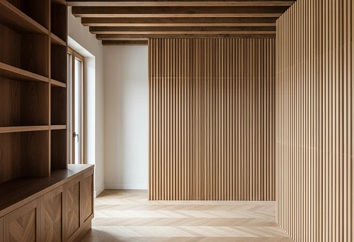 Interior with fine and coarse density of wooden elements: structural panels and decorative battens