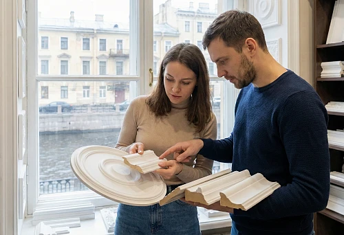 Polyurethane stucco molding in St. Petersburg: buyers compare cornice profiles and ceiling rosette before purchase