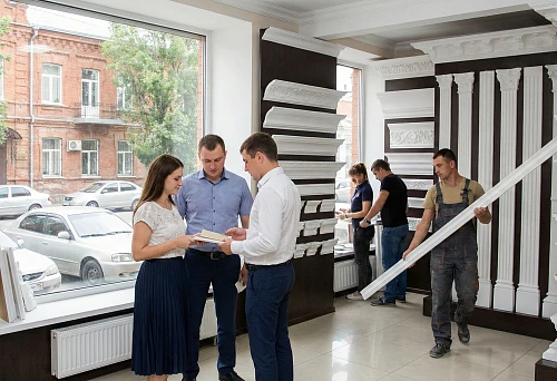 Polyurethane stucco store in Rostov-on-Don: selection of moldings and cornices on display, customer consultation