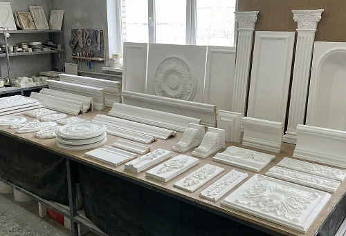 Polyurethane stucco shapes: a set of decorative elements for walls and ceilings in the workshop