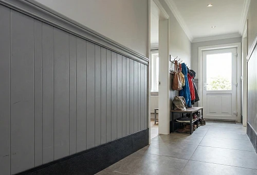 Hallway and entrance hall: impact-resistant baseboards, wall panels, and cornices for high-traffic areas