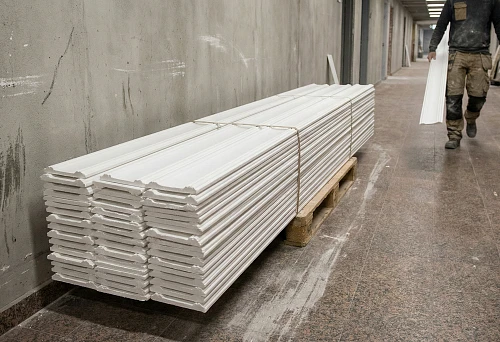 Impact-resistant polystyrene ceiling plinth on a pallet: supply of trim for corridors and public spaces
