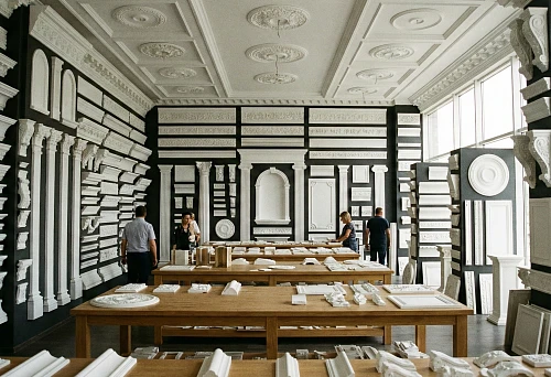 Polyurethane decorative products: showroom with a full range of moldings on stands