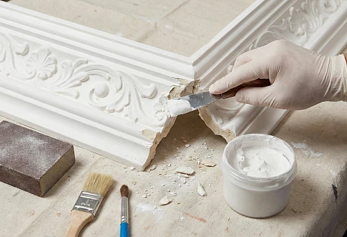 Restoration of polyurethane stucco: repair of a chip on a cornice with profile restoration
