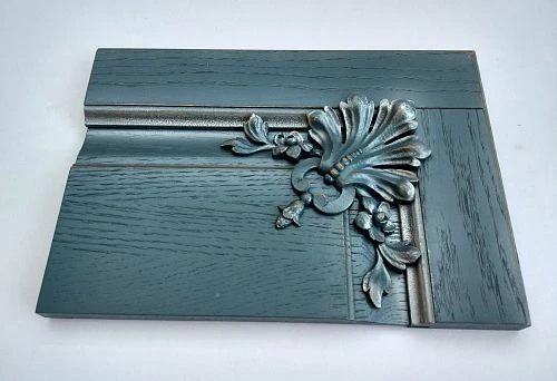 Luxurious carved decor in dark blue &mdash; a classic element of interior design.