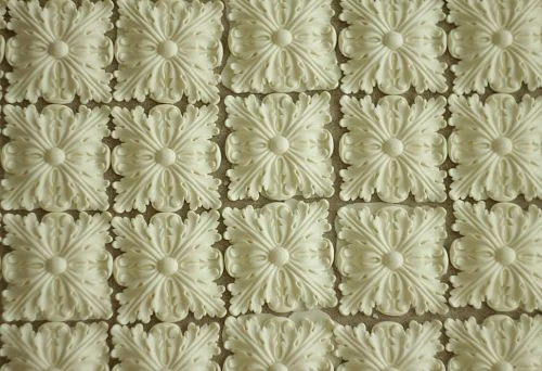 Ceiling molding element with classic pattern for interior