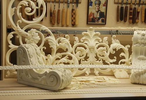 Decorative elements for the ceiling in the workshop