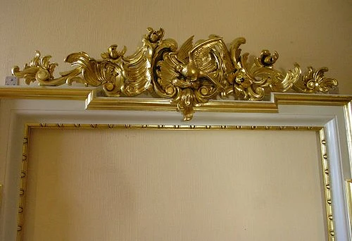 Exclusive mirror with decorative ornament and gold leaf