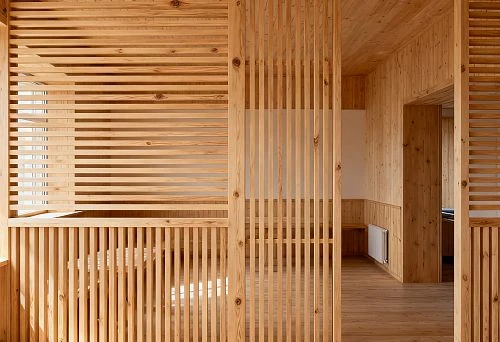 Interior made of natural wood with vertical and horizontal reiki, zoning the space without partitions