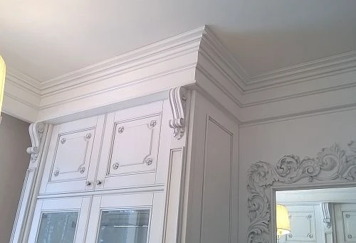 Elegant set with refined decorative elements.